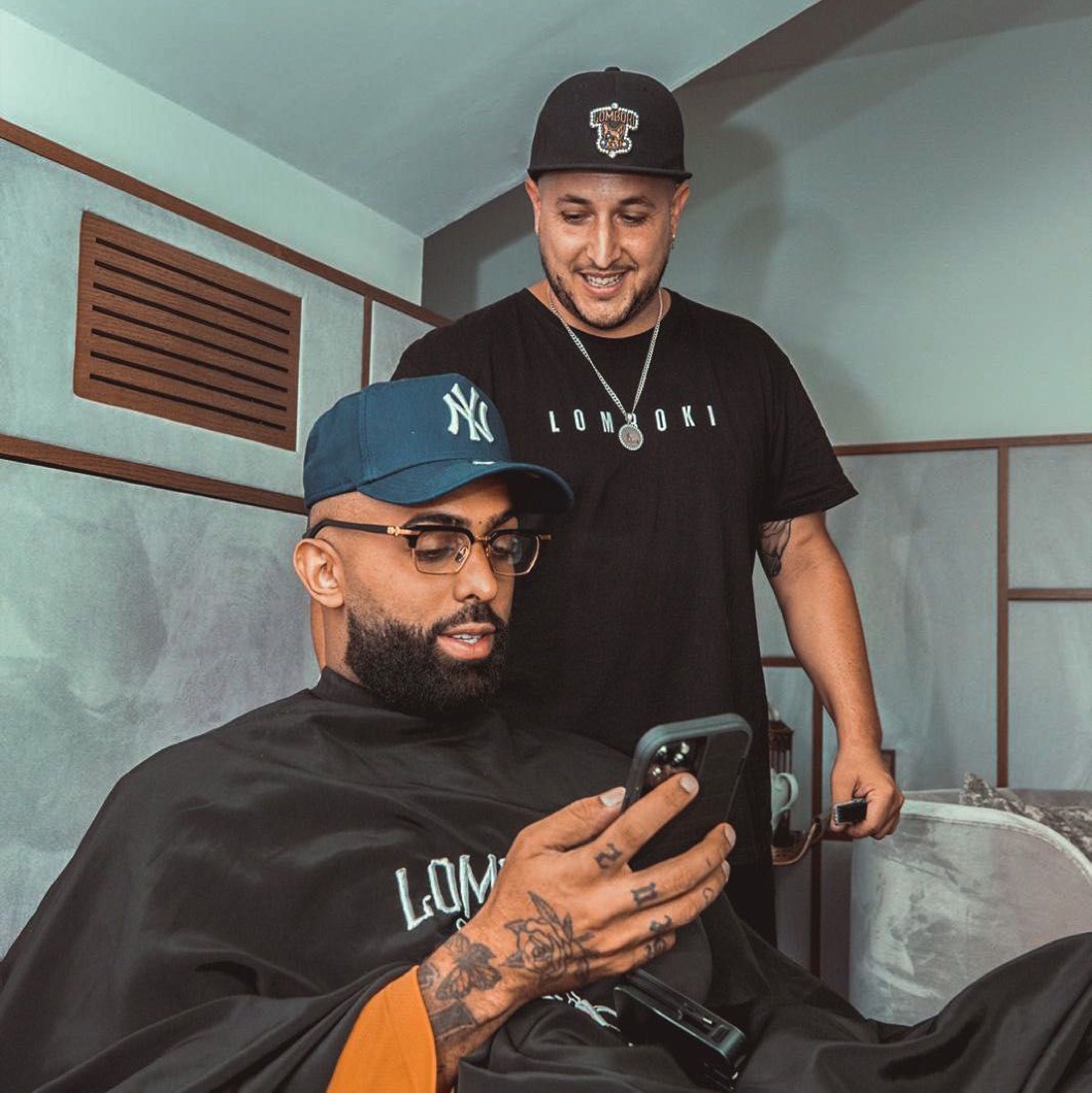 Un barbero de Lomboki con un cliente en el sillón
