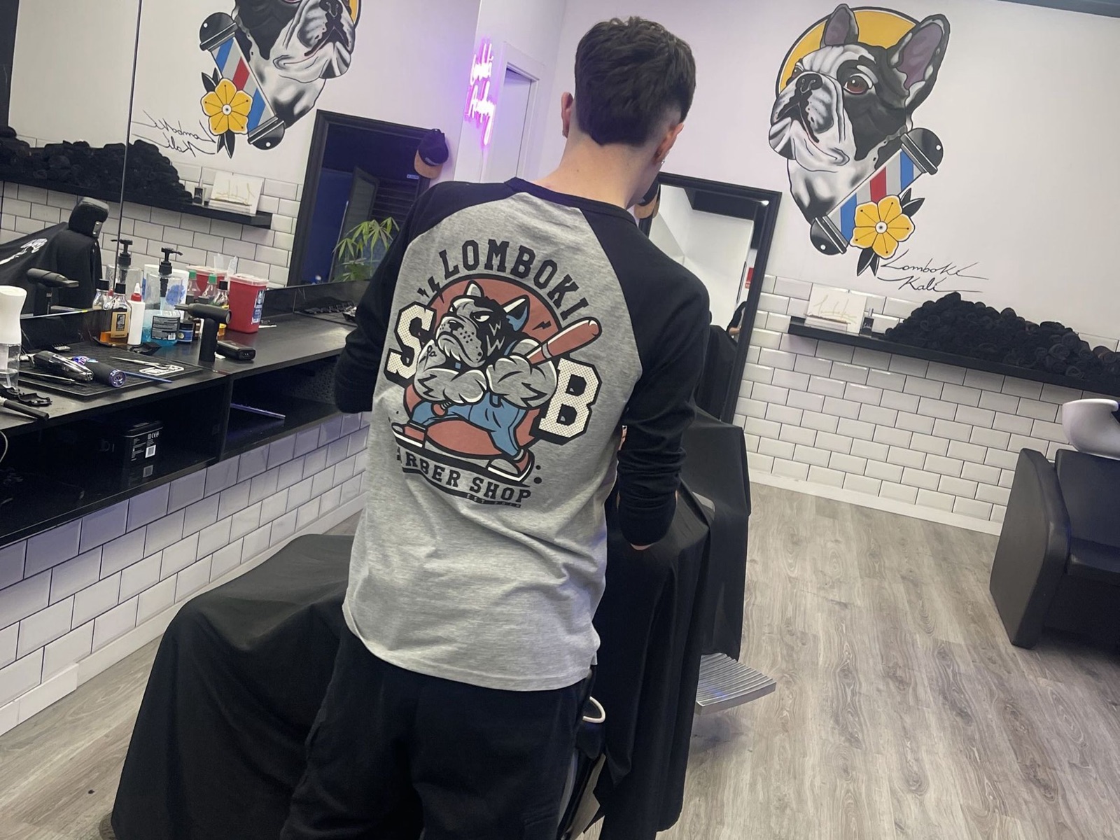 Prenda Lomboki SB con el bulldog, en el local